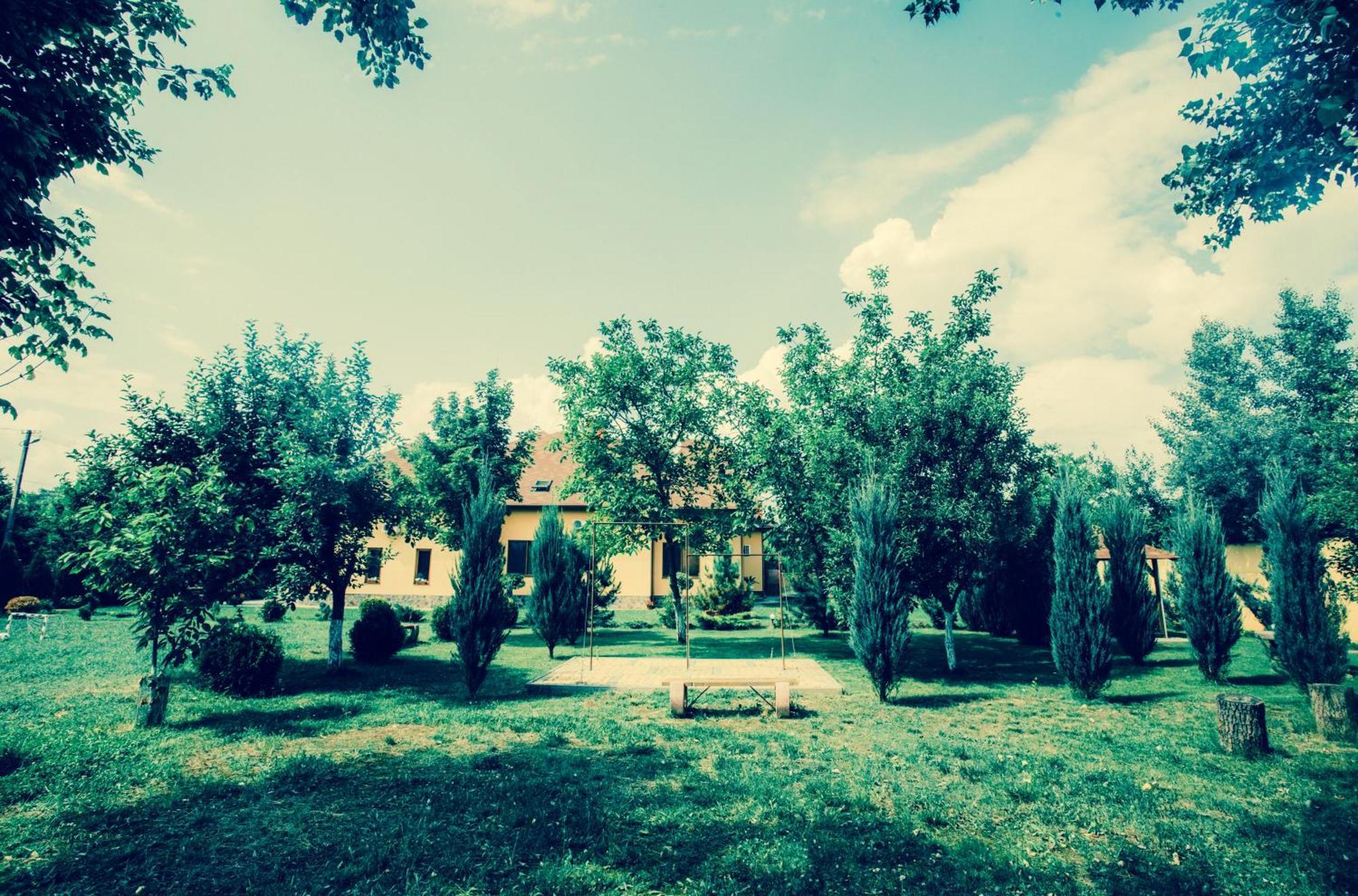 Villa Fenix แบรฮอฟ ภายนอก รูปภาพ